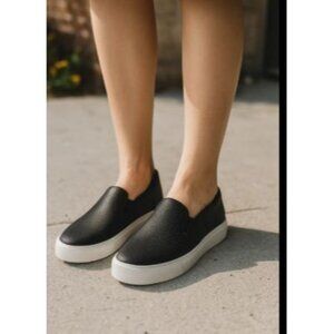 Naturalizer Size 7.5 Slip-On Fashion Sneakers Black White Floor Sample